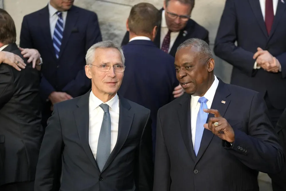 Bộ trưởng Quốc phòng Mỹ Lloyd Austin (phải) trò chuyện cùng Tổng thư ký NATO Jens Stoltenberg trong Hội nghị Các bộ trưởng quốc phòng NATO hôm 14-6. Ảnh: AP NATO duyệt kế hoạch viện trợ an ninh và huấn luyện lính Ukraine