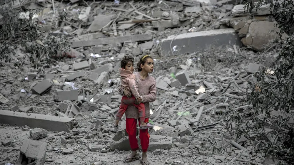 Hai bé gái tại Gaza bên cạnh đống đổ nát sau cuộc tấn công của Israel, vào tháng 3. Mỹ vừa lên tiếng phản đối Israel tiếp tục hoạt động quân sự ở Gaza. Ảnh: AFP Mỹ phản đối Israel tiếp tục hoạt động quân sự ở Gaza