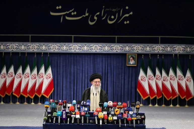 Lãnh tụ tối cao Iran Ayatollah Ali Khamenei phát biểu trước truyền thông sau cuộc bỏ phiếu. Ảnh: REUTERS 2024-06-28T052923Z_1745590177_RC25K8AT5GIZ_RTRMADP_3_IRAN-ELECTION-1719589243.jpg