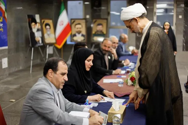 Điểm bỏ phiếu tại đại sứ quán Iran ở thủ đô Baghdad (Iraq). Ảnh: REUTERS 2024-06-28T081416Z_2017514538_RC26K8ALQ00D_RTRMADP_3_IRAN-ELECTION-IRAQ-1719570855.webp