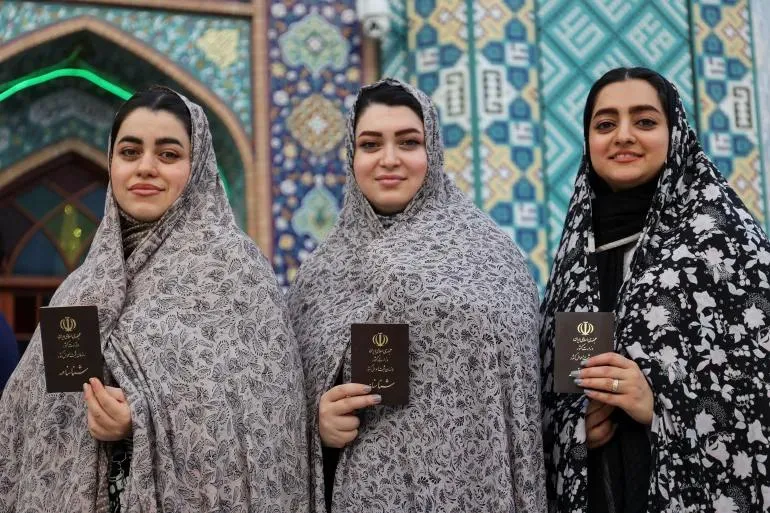 Cử tri tại một điểm bỏ phiếu ở thủ đô Tehran (Iran). Ảnh: REUTERS bầu cử tổng thống Iran