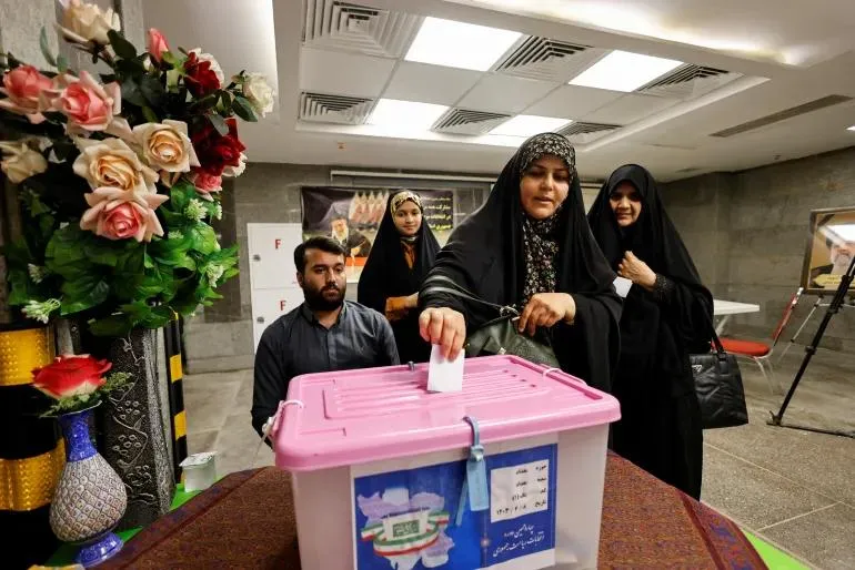 Cử tri Iran bỏ phiếu tại đại sứ quán Iran ở thủ đô Baghdad (Iraq). Ảnh: REUTERS bau-cu-tong-thong-Iran.webp