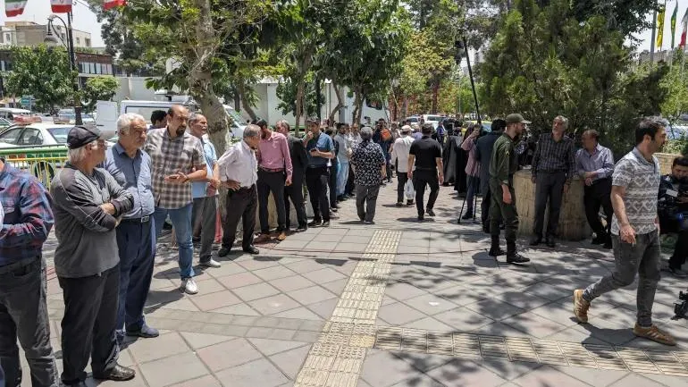 Người dân xếp hàng chờ bỏ phiếu ở phía đông Iran. Ảnh: AL JAZEERA PXL_20240628_080720901-1719566087.webp