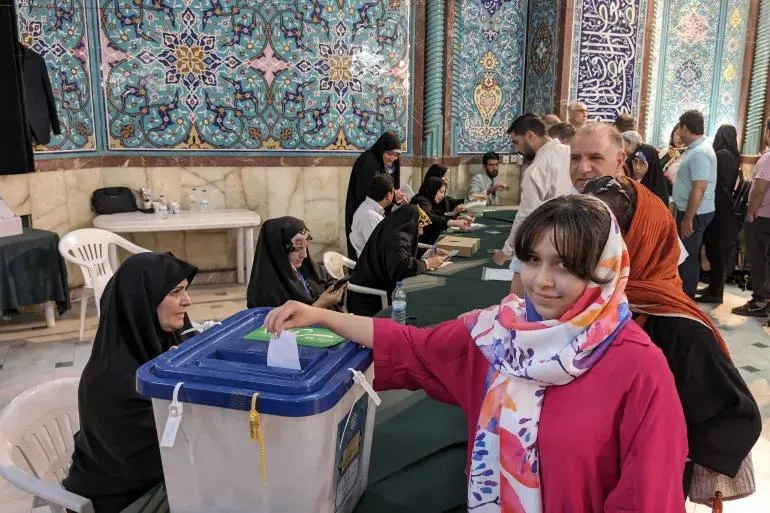 Cử tri tại một điểm bỏ phiếu ở miền trung Iran. Ảnh: REUTERS PXL_20240628_100514348-1719574825.webp