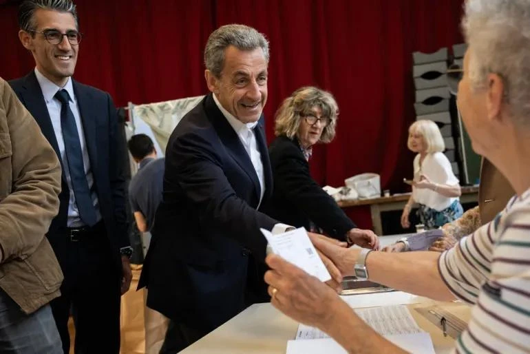 Cựu Tổng thống Pháp Nicolas Sarkozy tại một điểm bỏ phiếu ở Paris (Pháp). Ảnh: AFP AFP__20240630__34ZY7TQ__v1__Preview__FrancePoliticsVote-1719735392.webp