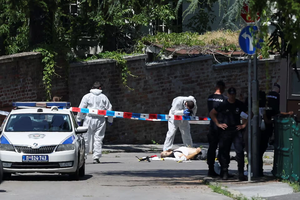 Hiện trường vụ tấn công gần đại sứ quán Israel ở Belgrade (Serbia), vào ngày 29-6. Ảnh: REUTERS Cảnh sát bảo vệ đại sứ quán Israel ở Serbia bị tấn công bằng nỏ