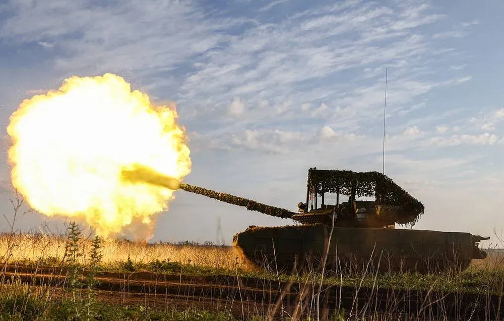 Xe tăng Nga khai hoả về phía các lực lượng Ukraine. Ảnh: TASS Xung đột Nga-Ukraine (2).png