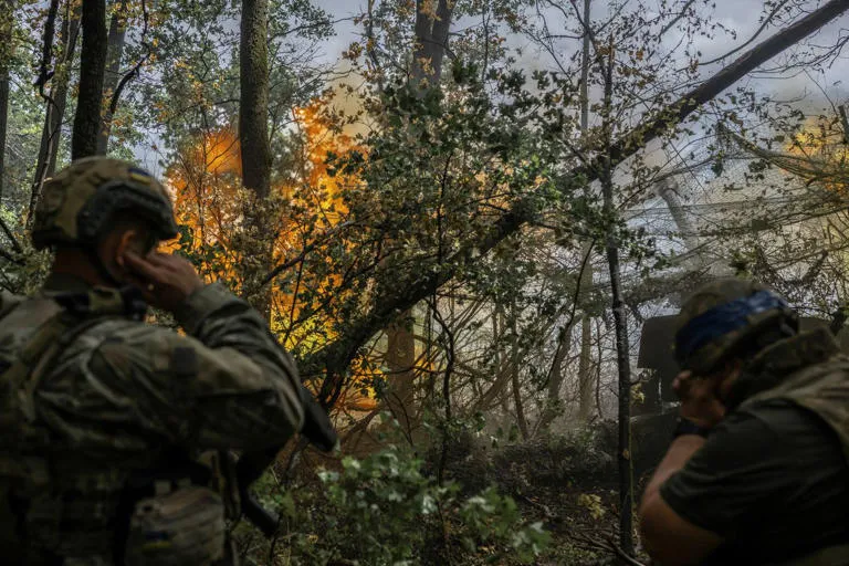 Binh sĩ Ukraine nã pháo vào các đơn vị Nga tại chiến trường tỉnh Donetsk (miền Đông Ukraine). Ảnh: GETTY IMAGES Chiến sự mùa hè