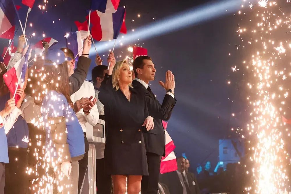 Các lãnh đạo đảng RN – bà Marine Le Pen và ông Jordan Bardella tại một sự kiện vào tháng 3. Ảnh: REUTERS 2024-03-03t152538z-1931590808-rc2ee6akacuz-rtrmadp-3-eu-election-france-farright.webp