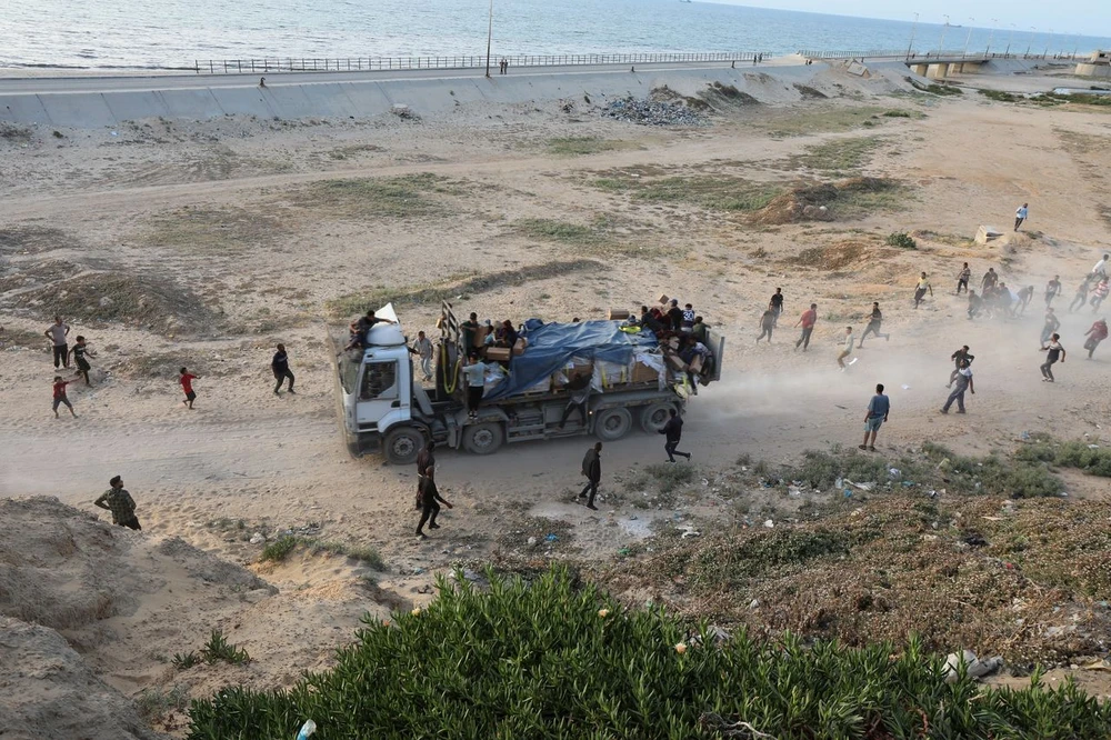 Xe chở hàng viện trợ ở Gaza. Ảnh: THE WALL STREET JOURNAL cuoc-xung-dot-o-Gaza.jpg