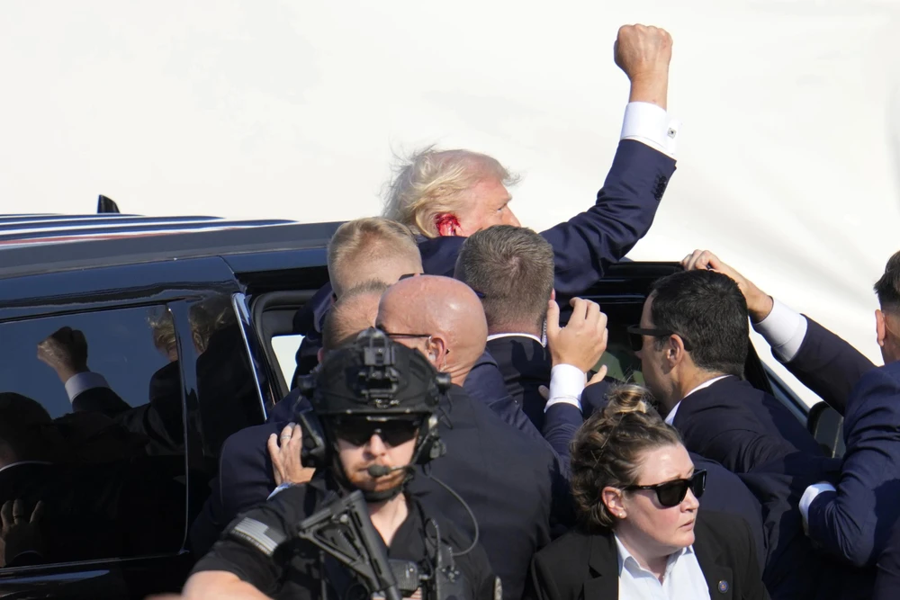 Ông Trump bị thương chảy máu sau khi bị bắn tại sự kiện vận động tranh cử tối 13-7. Ảnh: AP Ông Trump sẽ tham dự đại hội đảng Cộng hòa sau khi bị bắn