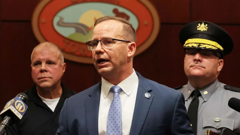 Ông Kevin Rojek – đặc vụ FBI phụ trách văn phòng cơ quan này tại TP Pittsburgh, bang Pennsylvania trong cuộc họp báo tối 13-7. Ảnh: REUTERS FbI xác định nghi phạm bắn ông Trump