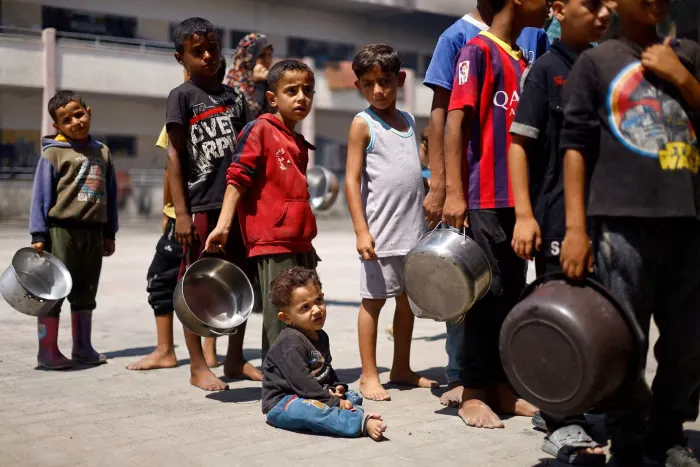 Trẻ em ở TP Khan Younis (nam Gaza) xếp hàng chờ nhận thực phẩm vào cuối tháng 6. Ảnh: REUTERS 6985ec040b60d74dd1024507aadee515a7522cc4.png