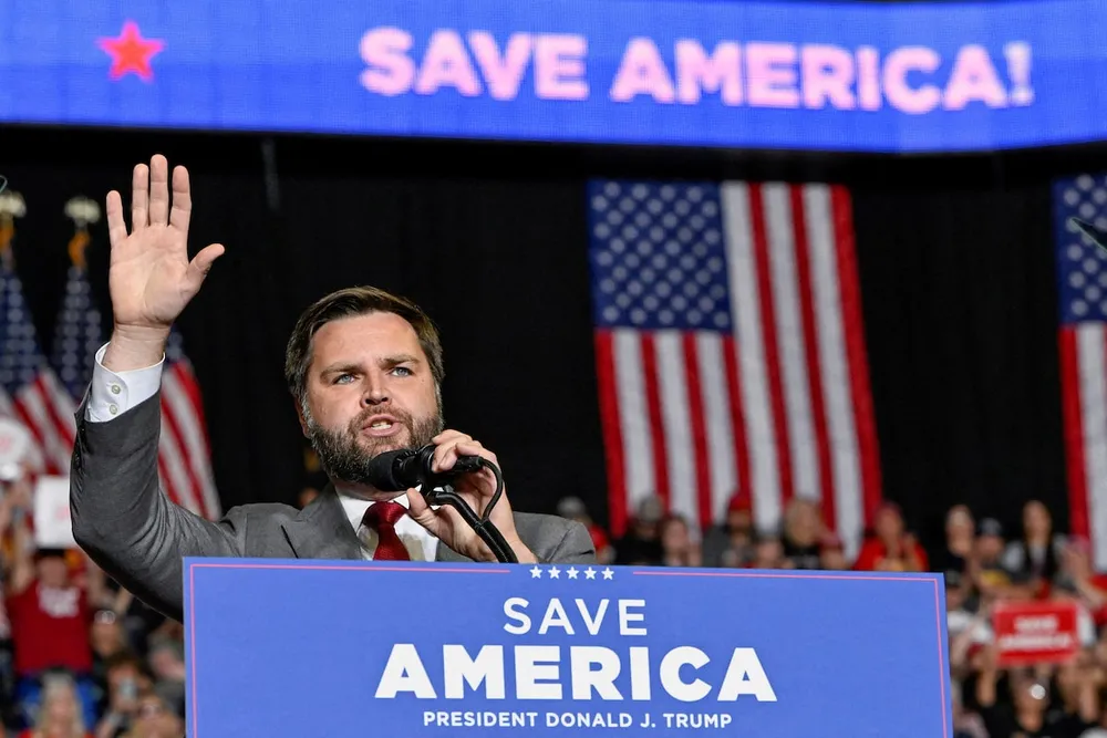 Phó tướng của ông Trump - Thượng nghị sĩ J.D. Vance phát biểu trước những người tham dự tại cuộc vận động tranh cử do cựu Tổng thống Mỹ Donald Trump tổ chức ở Youngstown, bang Ohio (Mỹ) ngày 17-9-2022. Ảnh: REUTERS thượng nghị sĩ J.D. Vance - phó tướng của ông Trump
