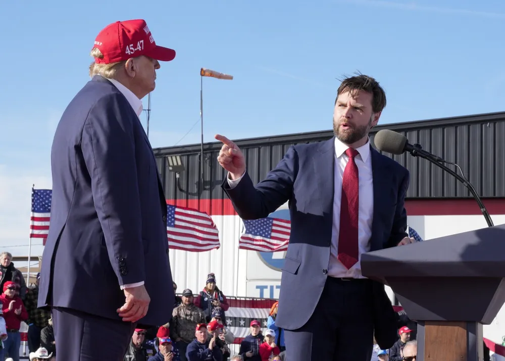 Thượng nghị sĩ J.D. Vance (phải) và cựu Tổng thống Donald Trump (trái) tại một buổi vận động tranh cử ở Vandalia, Ohio (Mỹ) ngày 16-3. Ảnh: AP cựu tổng thống Donal trump thượng nghị sĩ J.D. Vance làm phó tướng, châu âu lo sợ.png