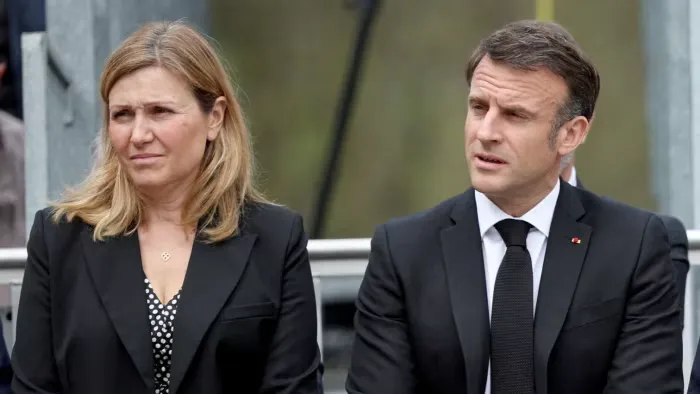 Chủ tịch Hạ viện Pháp Yaël Braun-Pivet (trái) và Tổng thống Emmanuel Macron. Ảnh: AP Chủ tịch hạ viện