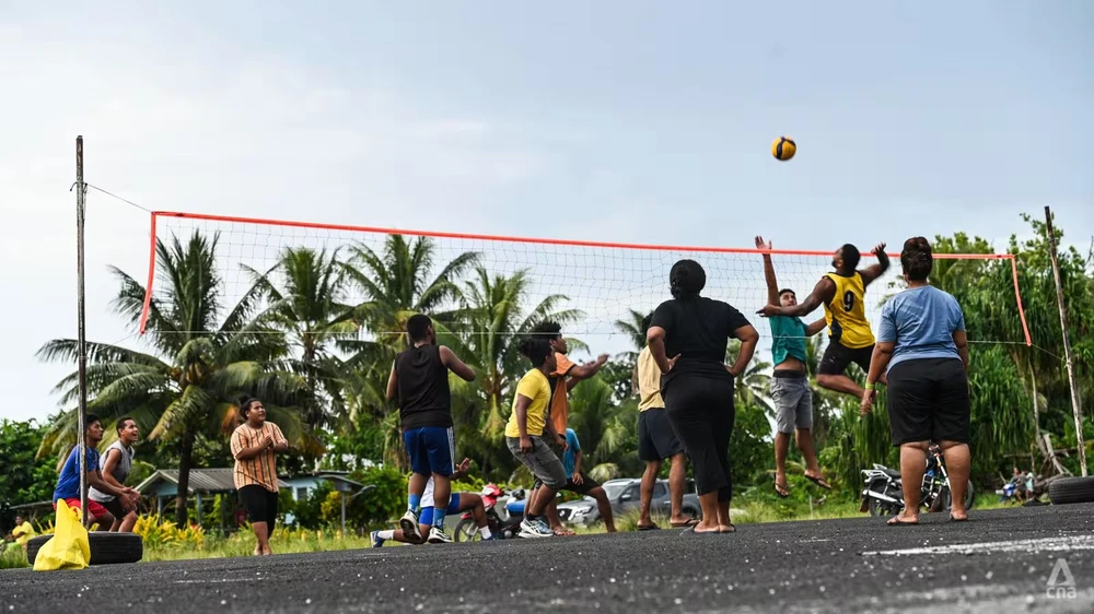 Người dân Tuvalu tham gia hoạt động thể thao. Ảnh: CNA