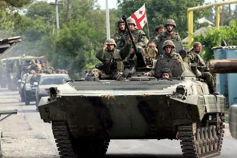 Binh sĩ Georgia trong cuộc chiến kéo dài 5 ngày với các tỉnh ly khai South Ossetia, Abkhazia cùng Nga hồi 2008. Ảnh: HISTORY.COM Thế vận hội Olympic (2).png