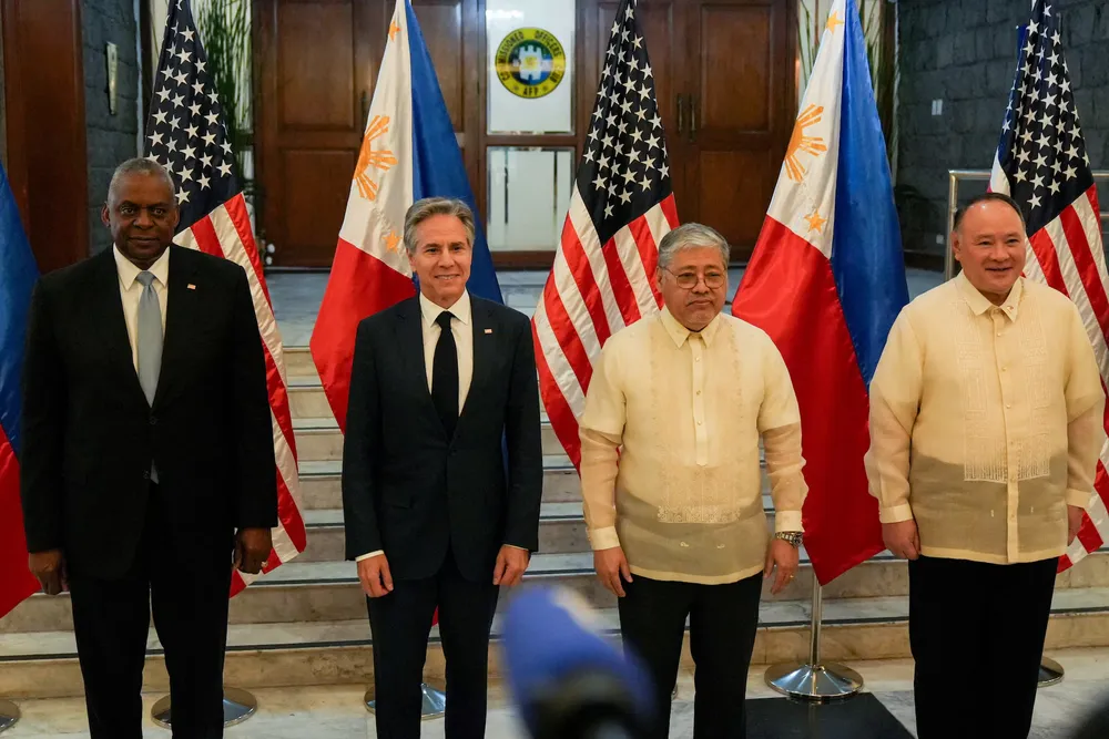 Từ trái sang phải: Bộ trưởng Quốc phòng Mỹ Lloyd Austin, Ngoại trưởng Mỹ Antony Blinken, Ngoại trưởng Philippines Enrique Manalo và Bộ trưởng Quốc phòng Philippines Gilberto Teodoro tại Philippines ngày 30-7. Ảnh: REUTERS Mỹ cam kết tài trợ nhằm tăng cường phòng thủ cho Phillipines.png