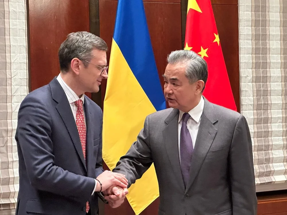 Bộ trưởng Ngoại giao Trung Quốc Vương Nghị (phải) và Ngoại trưởng Ukraine Dmytro Kuleba. Ảnh: XINHUA ông Vương Nghị thăm Kiev.png