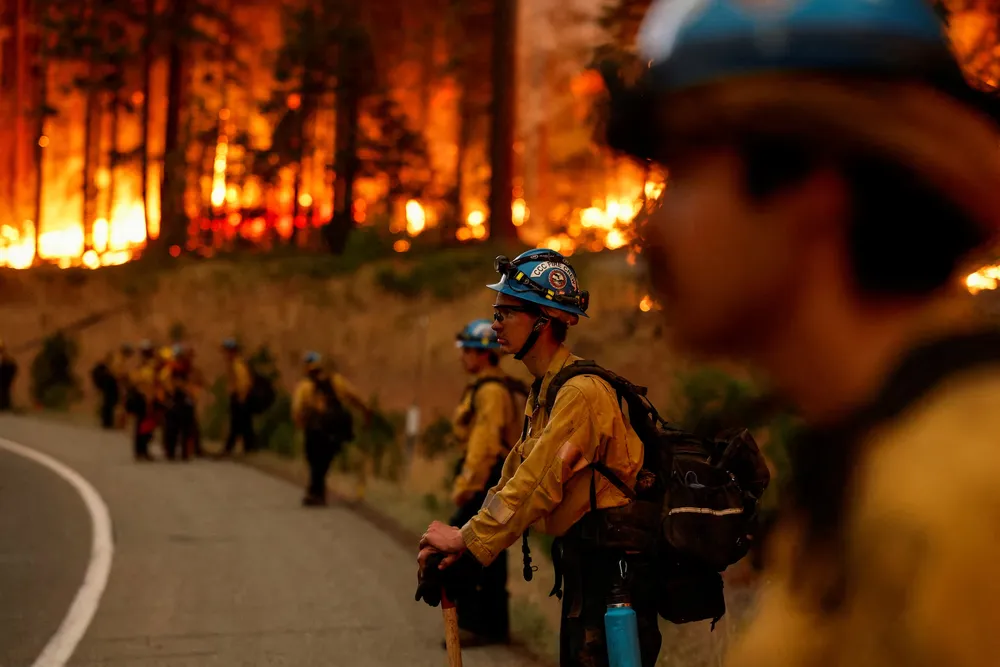 Lính cứu hỏa đứng bên đường trực chiến vụ cháy rừng Park Fire ở gần thị trấn Jonesville, California (Mỹ) ngày 28-7. Ảnh: REUTERS vụ cháy Park Fire 2.png