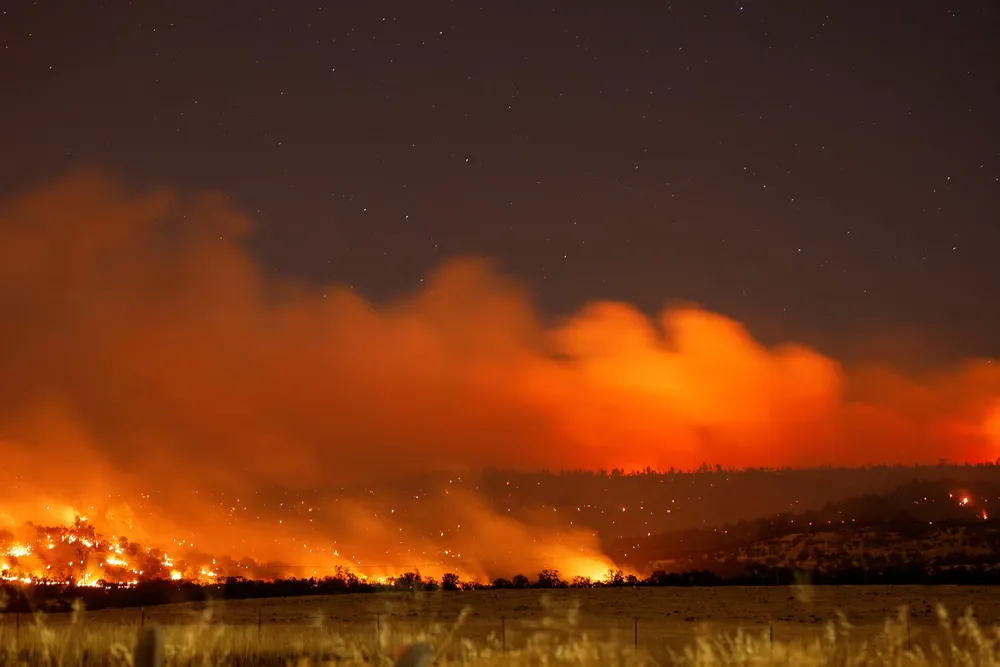 Ảnh chụp cho thấy khói và lửa bốc lên từ vụ cháy rừng Park Fire ở gần TP. Chico, California (Mỹ) ngày 25-7. Ảnh: REUTERS vụ cháy Park Fire 5.png