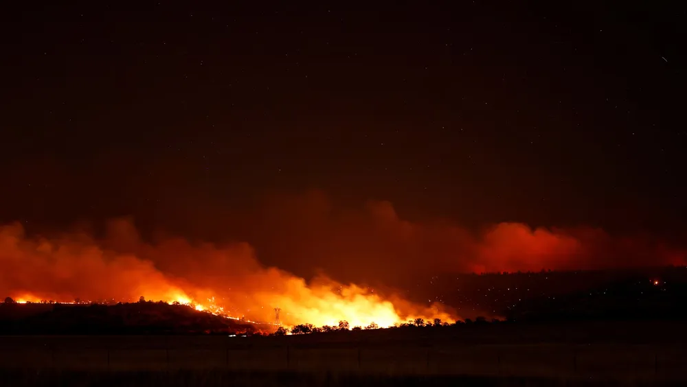 Ảnh chụp cho thấy khói và lửa bốc lên từ vụ cháy rừng Park Fire ở gần TP. Chico, California (Mỹ) ngày 25-7. Ảnh: REUTERS vụ cháy Park Fire 6.png