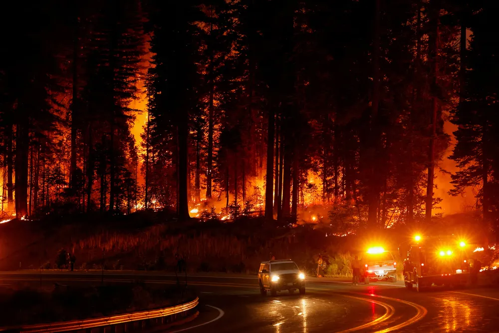 Một chiếc xe vượt qua khu vực xảy ra vụ cháy rừng Park Fire, ở gần thị trấn Jonesville, California (Mỹ) ngày 28-7. Ảnh: REUTERS vụ cháy Park Fire.png
