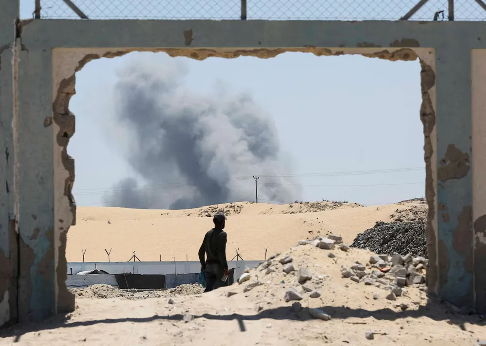 Khói bốc lên sau các cuộc tấn công của Israel ở Khan Younis (phía nam Dải Gaza) ngày 8-8. Ảnh: REUTERS thỏa thuận ngừng bắn ở Gaza.png