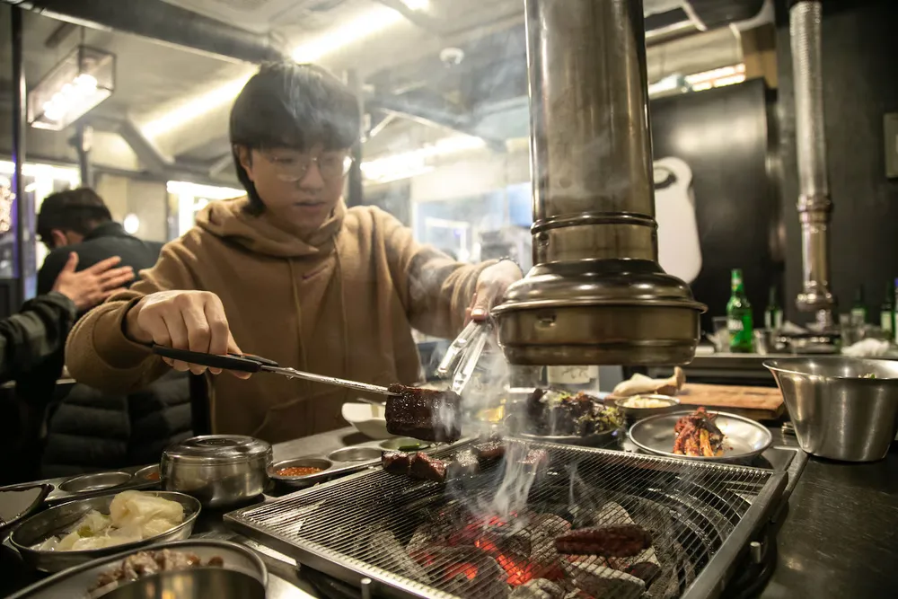 Một khách hàng ăn thịt nướng tại nhà hàng ở Seoul (Hàn Quốc). Ảnh: THE WASHINGTON POST imrs (2).jpg