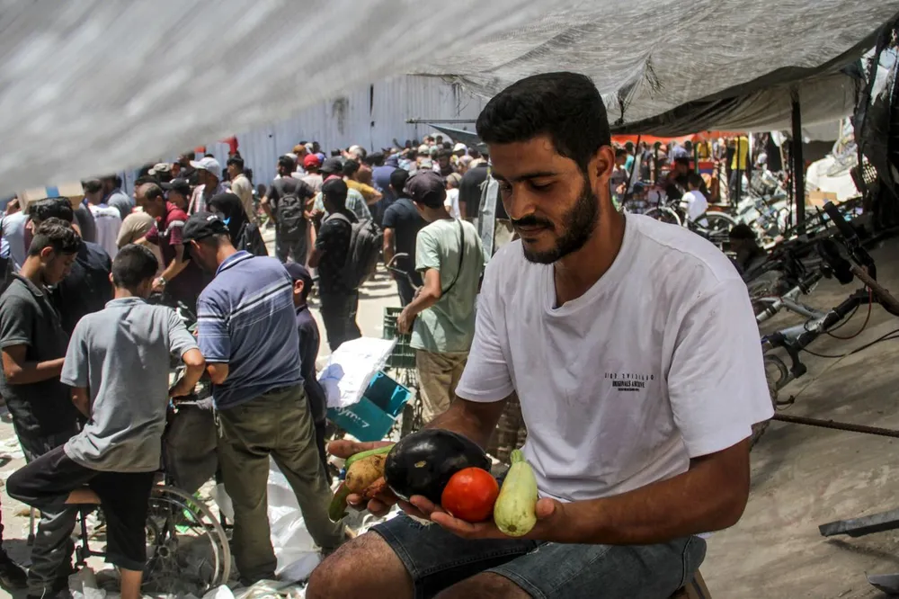 Người dân nhận thực phẩm tại trại tị nạn Jabalia (bắc Gaza). Ảnh: THE WALL STREET JOURNAL c76e87c57c71144014bf0b360b0cb74e7c600106.jpg