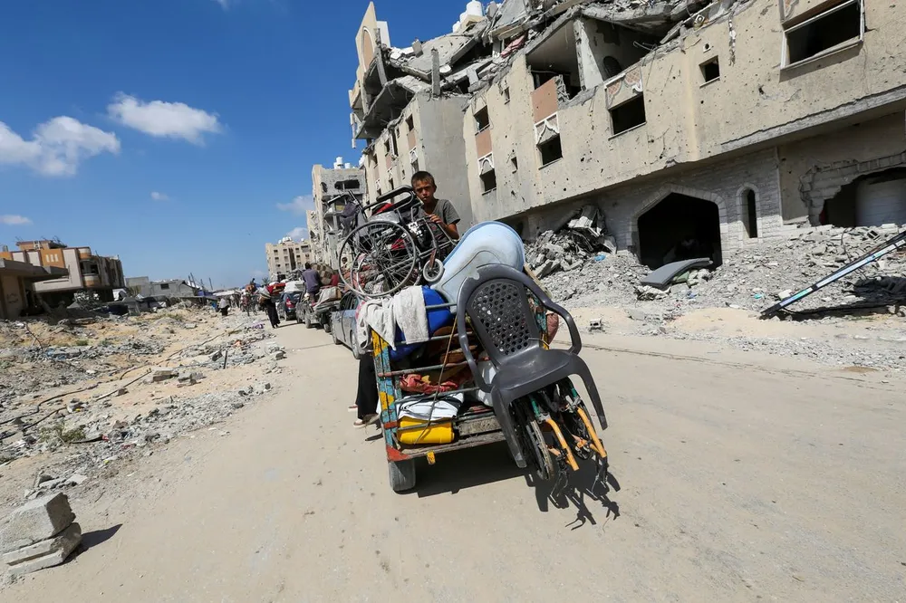 Người dân TP Khan Younis sơ tán hôm 11-8. Ảnh: THE WALL STREET JOURNAL Cuộc chiến ở Gaza