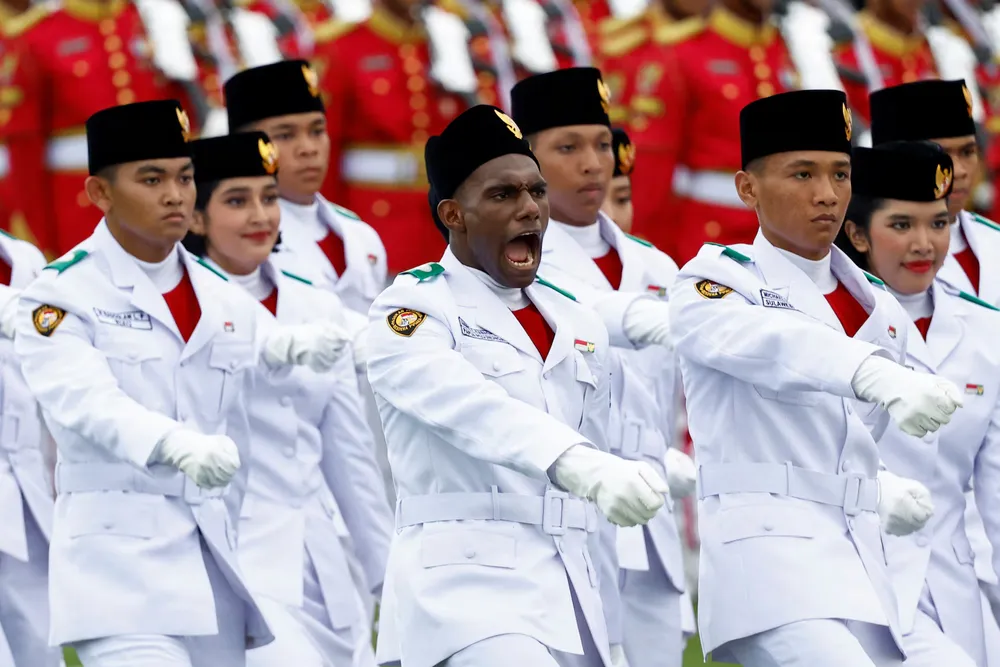 Đoàn diễu hành trong buổi lễ kỷ niệm 79 năm quốc khánh Indonesia ở thủ đô mới Nusantara ngày 17-8. Ảnh: REUTERS indonesia lễ quốc khánh thủ đô mới 1.png