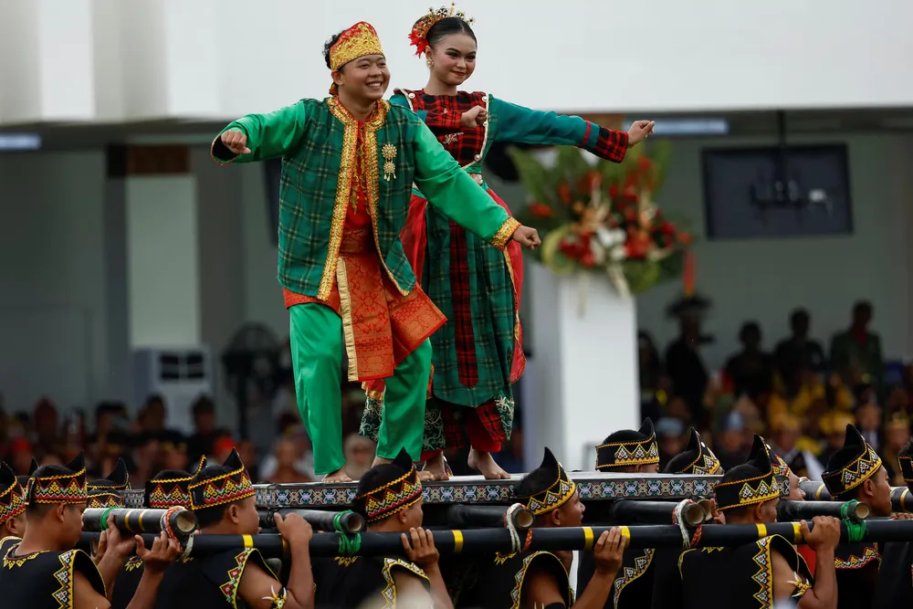 Các vũ công biểu diễn trong buổi lễ kỷ niệm 79 năm quốc khánh Indonesia ở thủ đô mới Nusantara ngày 17-8. Ảnh: REUTERS indonesia lễ quốc khánh thủ đô mới 2.png