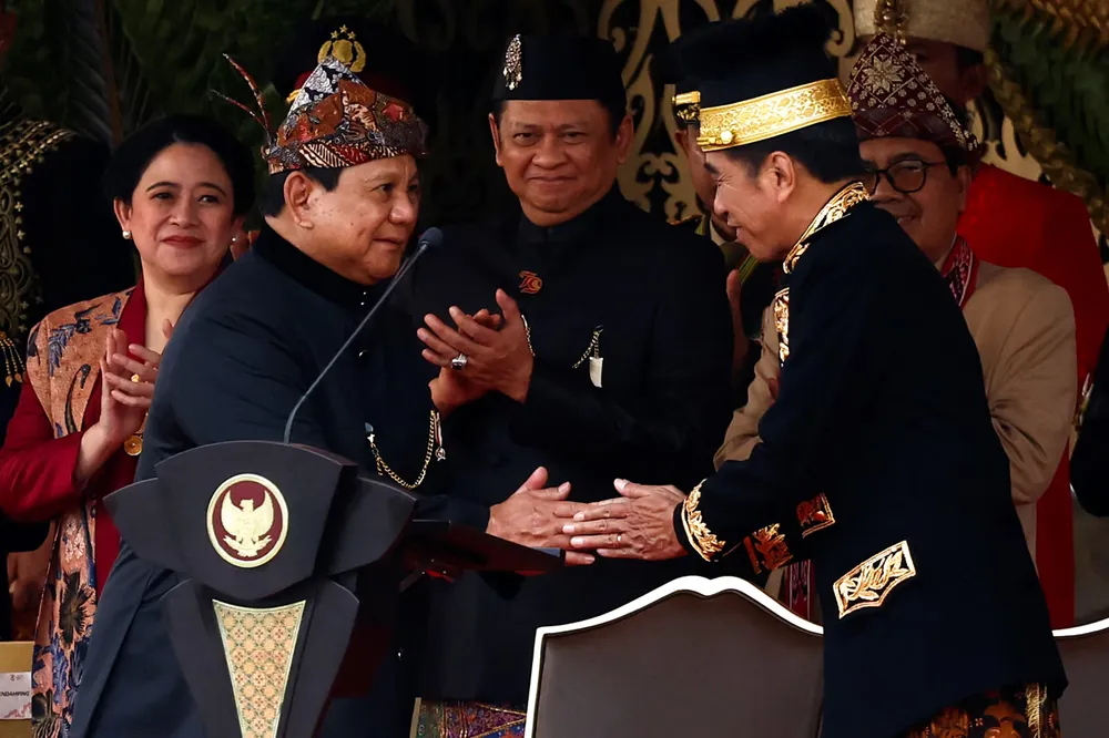 Tổng thống Indonesia Joko Widodo (phải) bắt tay Bộ trưởng Quốc phòng Prabowo Subianto (trái) trong buổi lễ kỷ niệm quốc khánh ở thủ đô mới Nusantara ngày 17-8. Ảnh: REUTERS indonesia lễ quốc khánh thủ đô mới.png