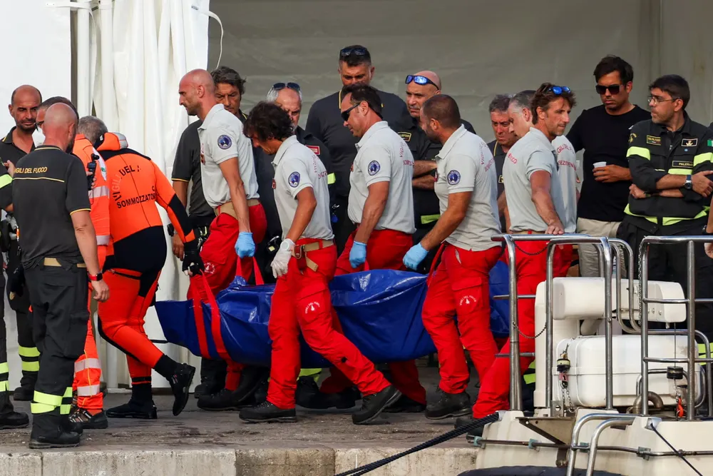 Du thuyền bị vòi rồng nhấn chìm ở Sicily Ý.png