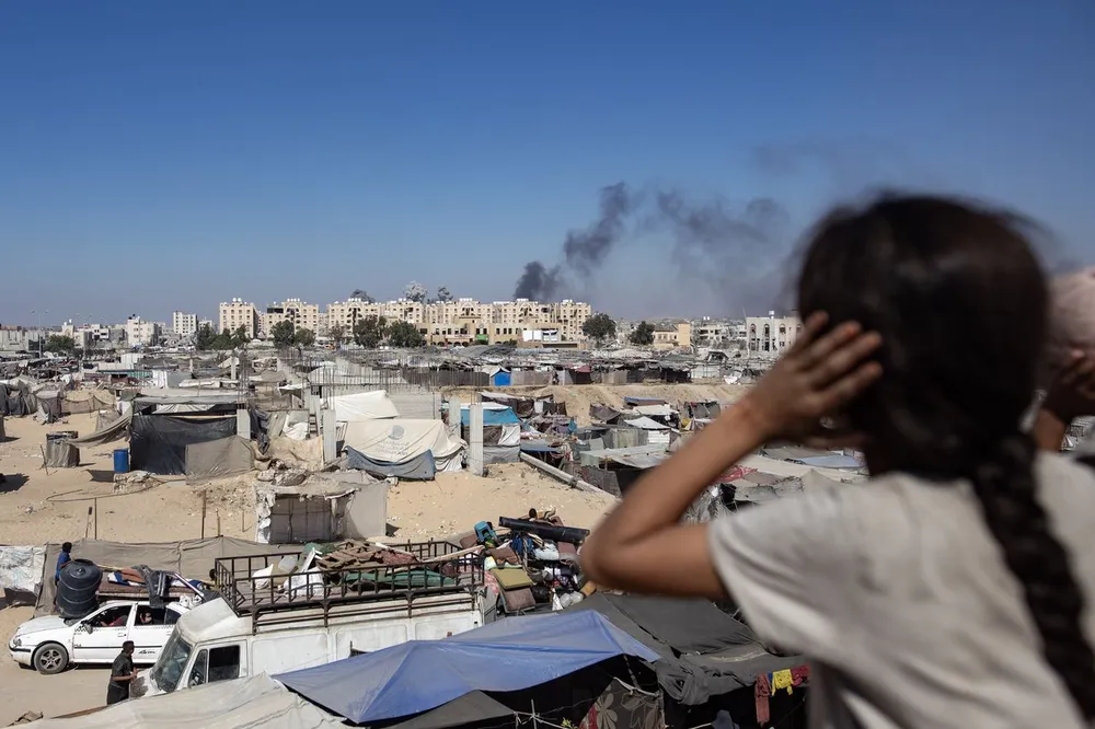 Israel tấn công khu vực TP Khan Younis (nam Gaza). Ảnh: THE WALL STREET JOURNAL WSJ: Không gian sống của người dân Gaza thu hẹp còn gần 39 km2