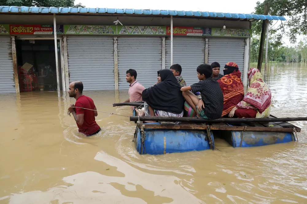 Người dân bị ảnh hưởng vì lũ lụt ở Bangladesh di chuyển đến nơi an toàn ở TP Feni (Bangladesh) ngày 23-8. Ảnh: REUTERS Lũ lụt ở bangladesh.png