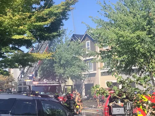 máy bay đâm xuống dãy nhà dân