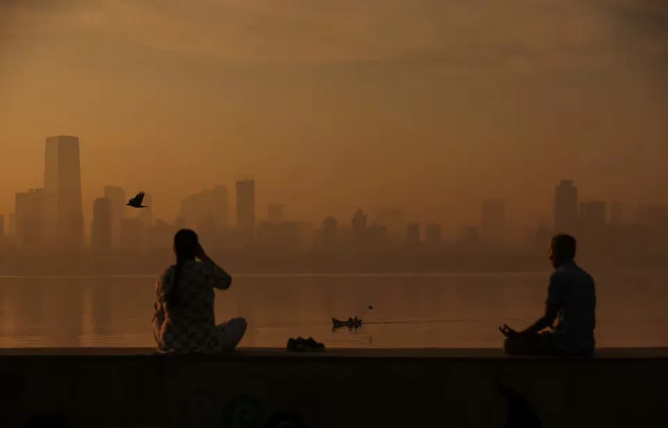 Bầu không khí ở Mumbai (Ấn Độ) vào một buổi sáng năm 2022. Ảnh: REUTERS https___cloudfront-us-east-2.images.arcpublishing.com_reuters_LSAVYDYA3RP7XAVDZSQIB6DGIM.jpg