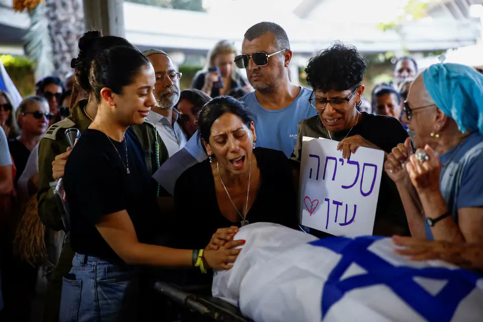 Người thân của cô Eden Yerushalmi tại đám tang của cô hôm 1-9. Ảnh: REUTERS 6 con tin