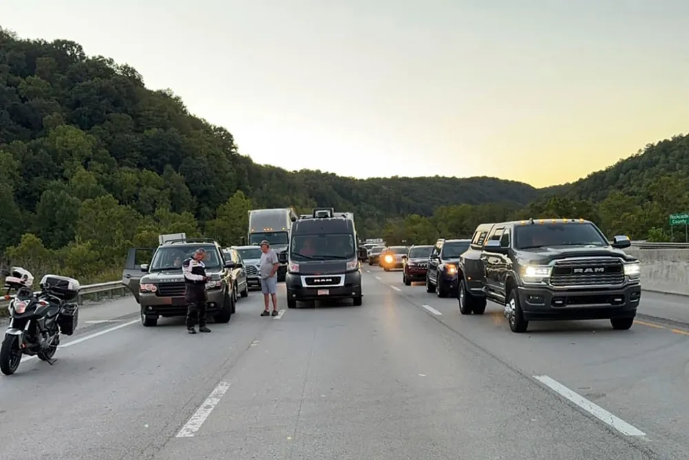 Giao thông bị dừng trên cao tốc I-75 ngay sau vụ xả súng ở bang Kentucky (Mỹ) ngày 7-9. Ảnh: CNN xả súng trên cao tốc ở mỹ.png
