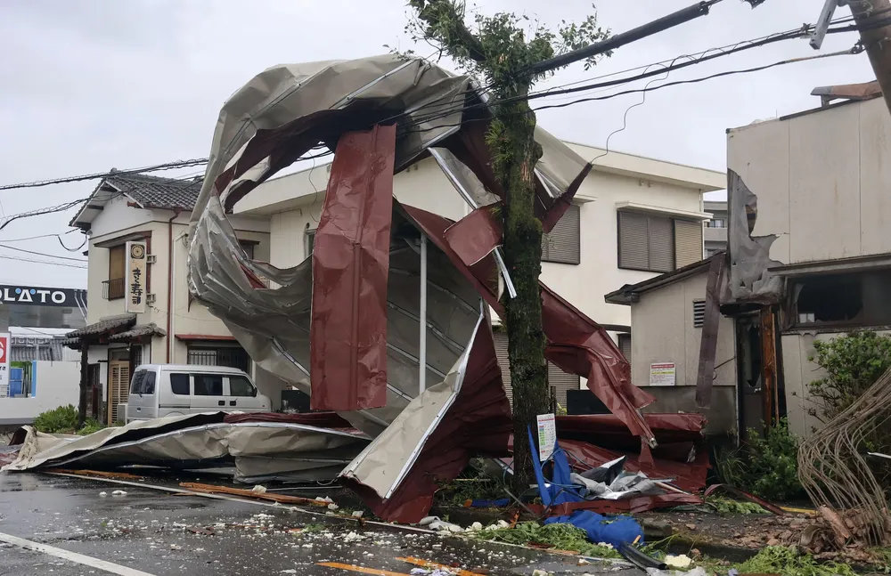 Hậu quả siêu bão Shanshan để lại ở tỉnh Miyazaki ( tây nam Nhật) ngày 29-8. Ảnh: REUTERS nắng nóng kỷ lục 2.png