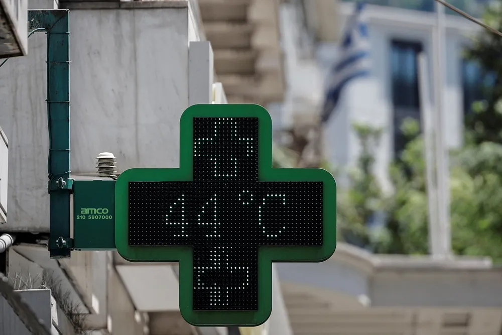 Nhiệt kế ngoài trời hiển thị 44 độ C ở Athens (Hy Lạp) ngày 18-7. Ảnh: REUTERS nắng nóng kỷ lục 4.png