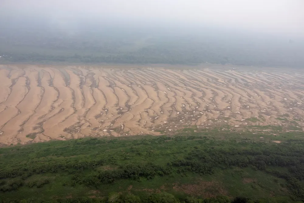 Hình ảnh một đoạn của con sông Solimoes bị khô cạn trơ đáy, gần Tefe, bang Amazonas (Brazil) ngày 17-9. Ảnh: REUTERS hạn hán lịch sử amazon 5.png