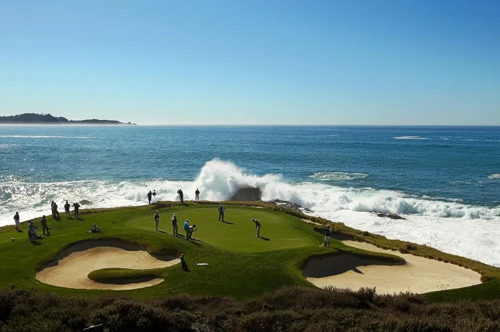 Một sân golf ở bãi biển Pebble. Ảnh: GETTY IMAGES gettyimages-138593423.webp