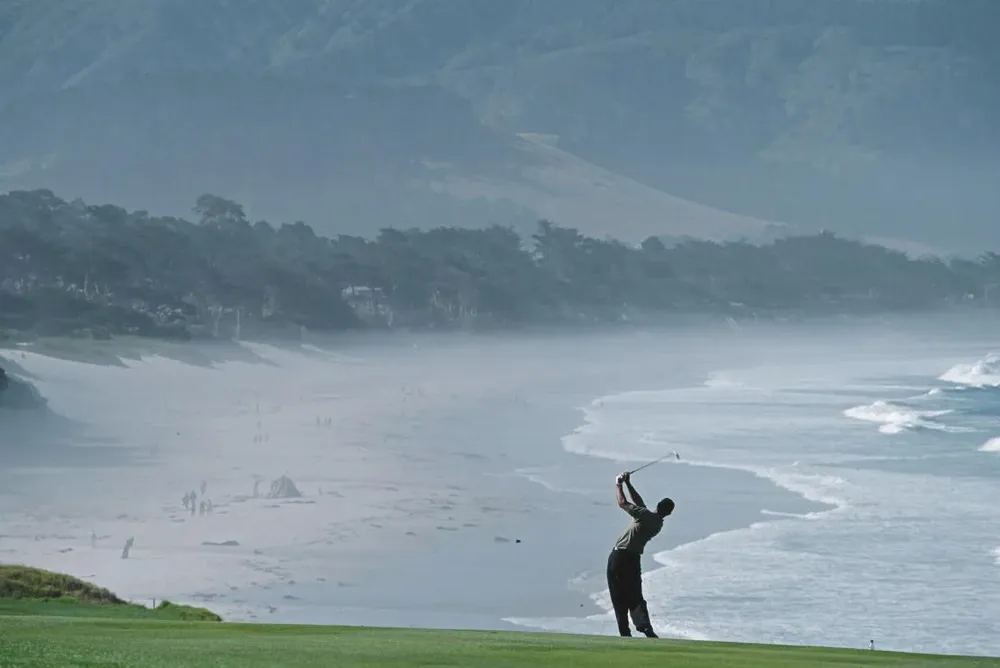 Tay golf nổi tiếng Tiger Woods chơi golf gần bãi biển Pebble, bang California (Mỹ). Ảnh: GETTY IMAGES Hàng tỉ quả bóng golf bị mất mỗi năm, chúng đã đi đâu?