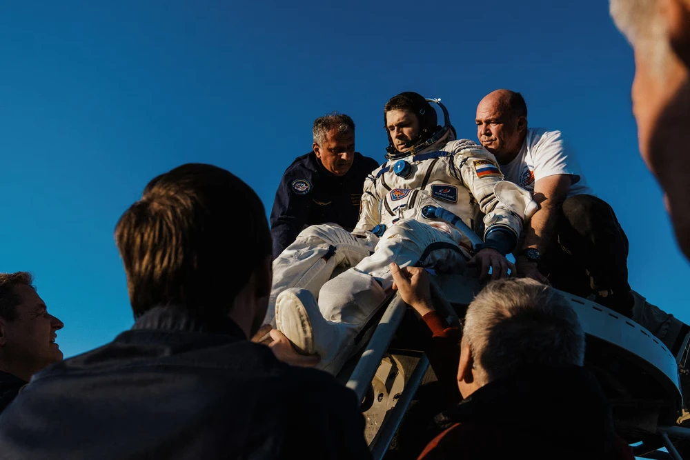 Phi hành gia Nikolai Chub của Roscosmos được hỗ trợ khi rời khỏi tàu vũ trụ Soyuz MS-25 ở khu vực gần Zhezkazgan (Kazakhstan) ngày 23-9. Ảnh: ROSCOSMOS Phi hành gia 3.png