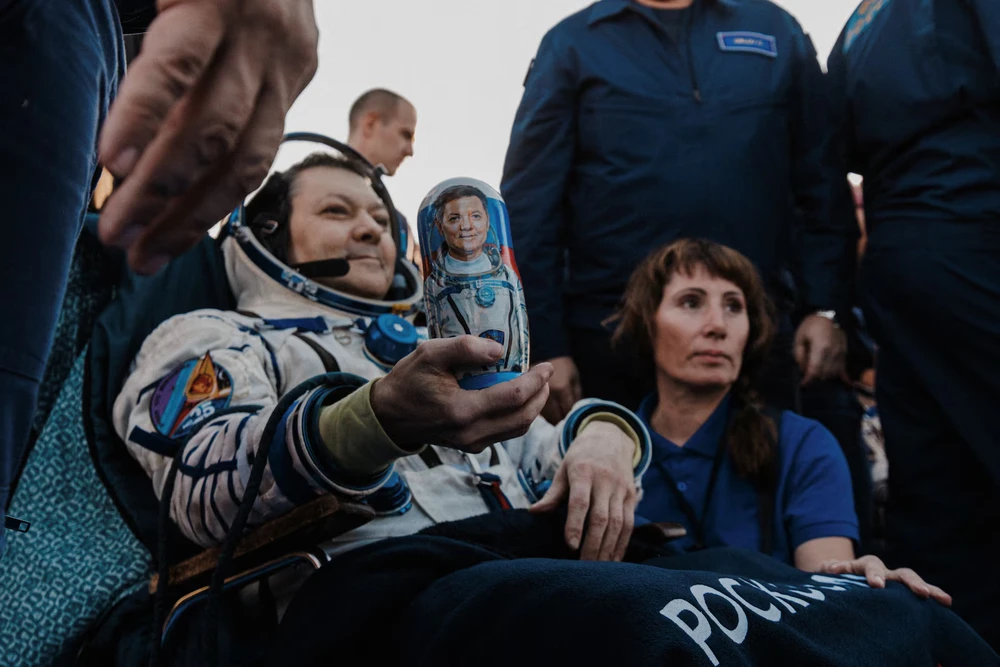 Phi hành gia Oleg Kononenko của Roscosmos nhận được búp bê gỗ truyền thống Matryoshka của Nga sau khi tàu vũ trụ Soyuz MS-25 hạ cánh ở khu vực gần Zhezkazgan (Kazakhstan) ngày 23-9. Ảnh: ROSCOSMOS phi hành gia 4.png
