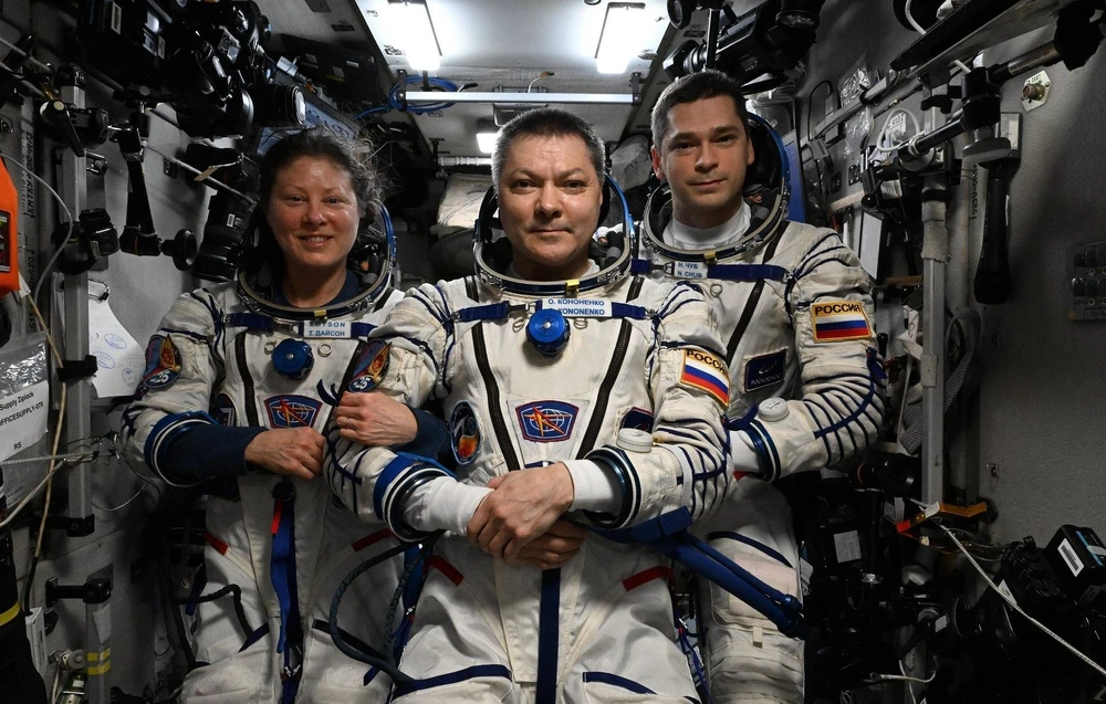 Từ trái sang phải: phi hành gia NASA Tracy Dyson cùng hai phi hành gia Roscosmos là ông Oleg Kononenko và ông Nikolay Chub trên Trạm vũ trụ quốc tế (ISS). Ảnh: TASS phi hành gia.png